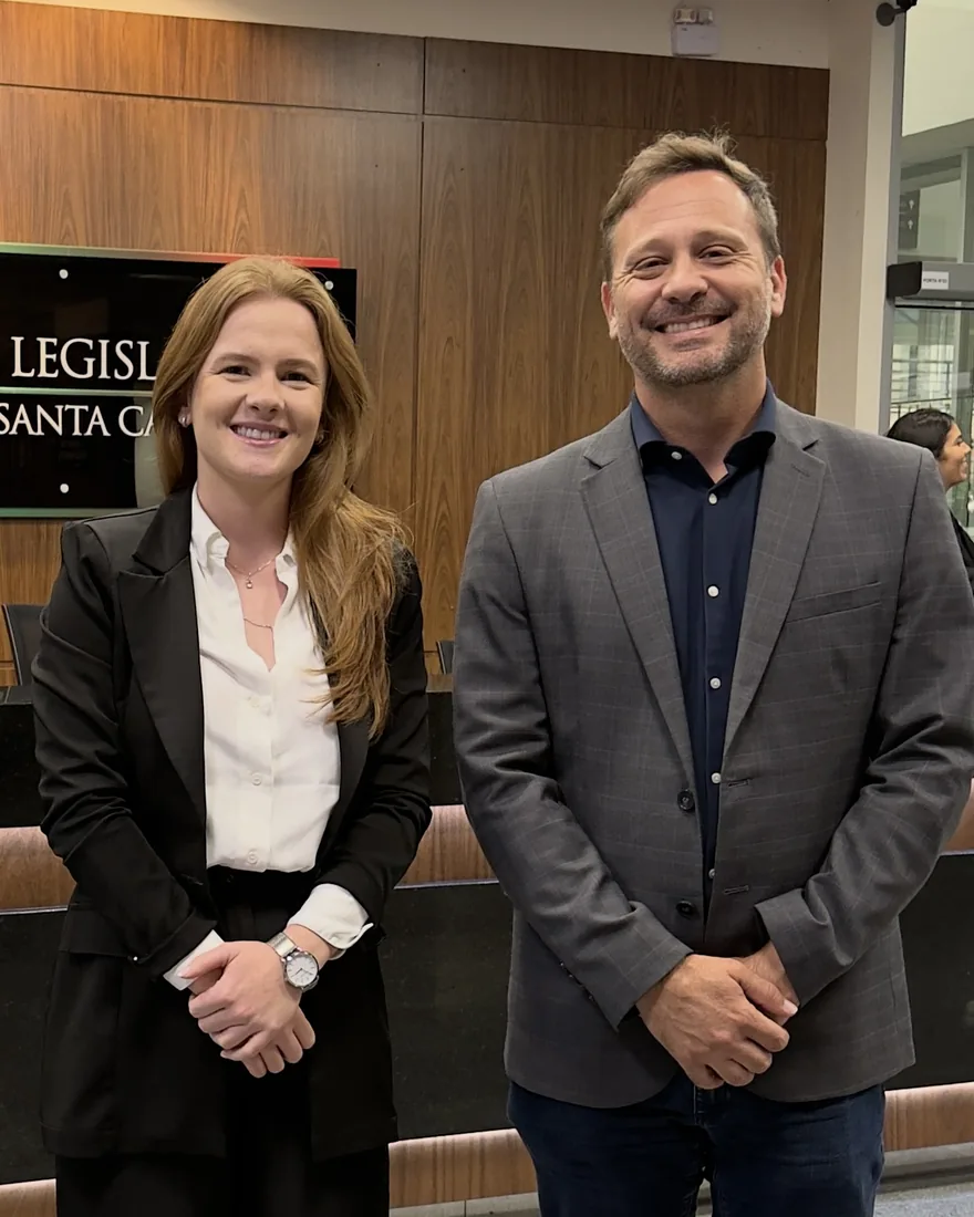 Isadora Piana ao lado de Adriano Silva, Ex-Prefeito de Joinville, pré-candidato a Vice-Governador
